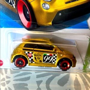 HOT WHEELS Fiat 500e Gold and Red toy hot wheels Car NWT